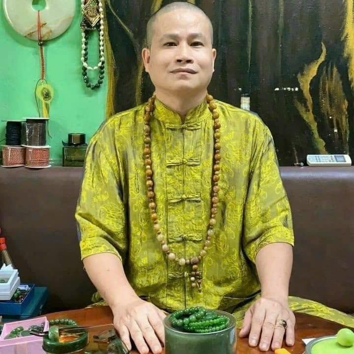 Thầy Sakya Quang Trí tại cửa hàng Linh Khí Đất Việt, Phú Nhuận, TP. Hồ Chí Minh