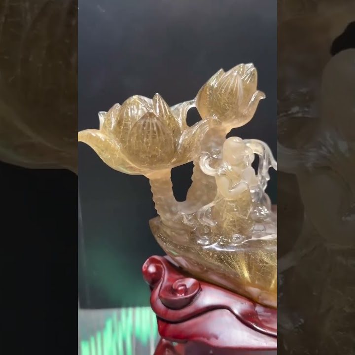 Tượng Quan Âm thạch anh tóc vàng trên đài sen