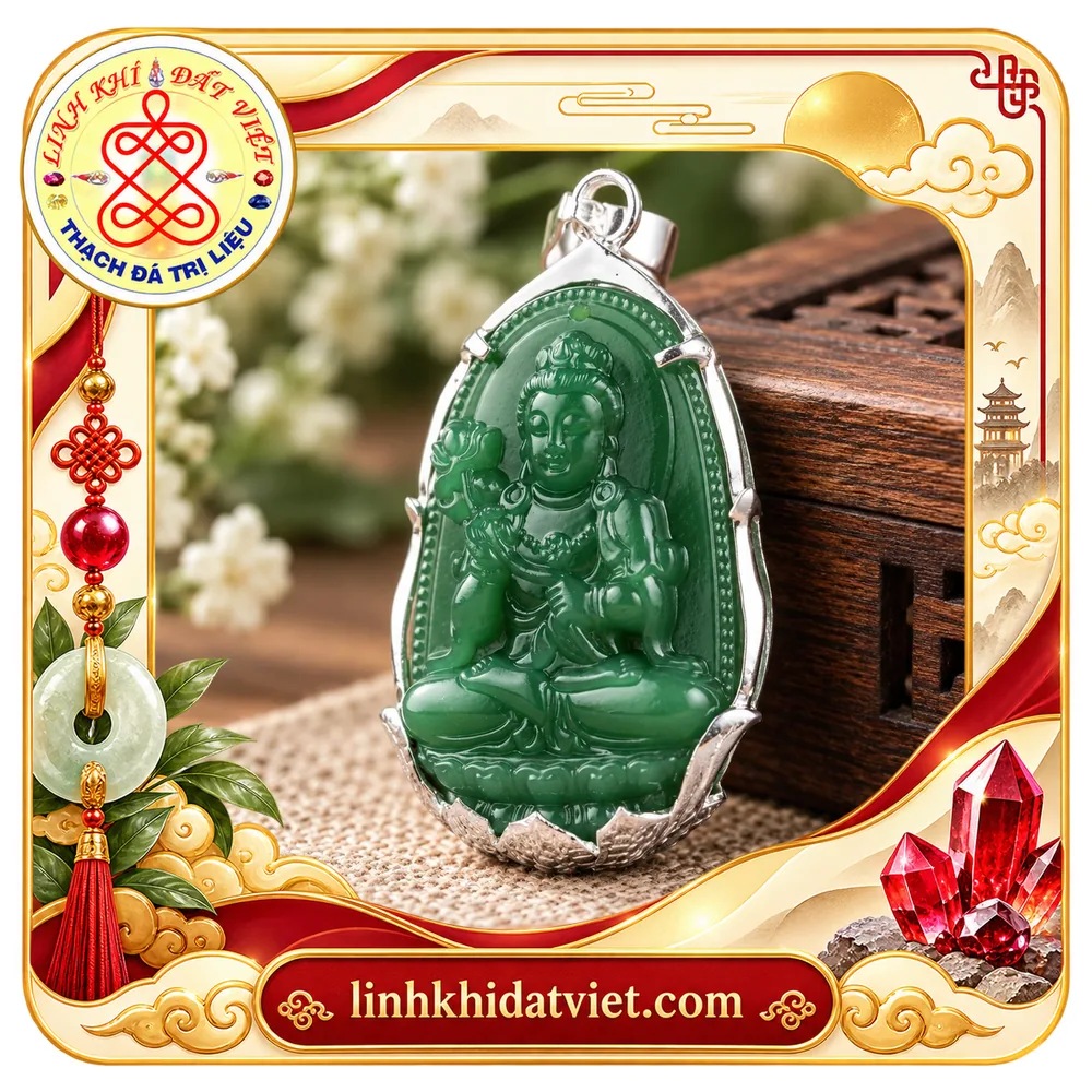 Mặt dây ngọc bích Nephrite xanh đậm đều màu chạm Đại Thế Chí Bồ Tát ngồi kiết già, tay nâng đóa sen